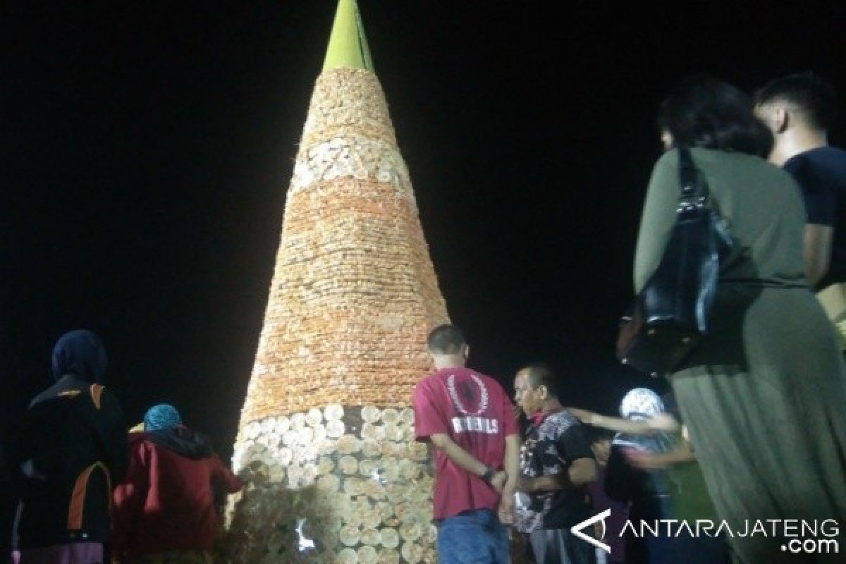 Gunungan "Yutuk" Tertinggi Masuk Rekor Muri