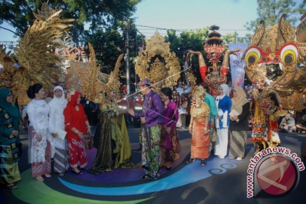 Presiden Pimpin Karnaval Kemerdekaan di Bandung