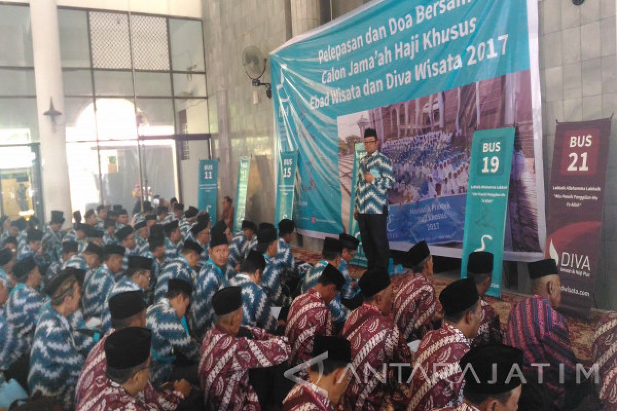 Ratusan calon haji plus diberangkatkan dari Bandara Internasional Juanda Surabaya