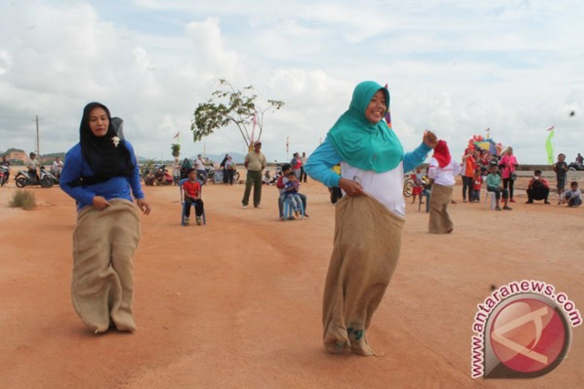 Warga Karimun Rayakan Kemerdekaan dengan Permainan Rakyat