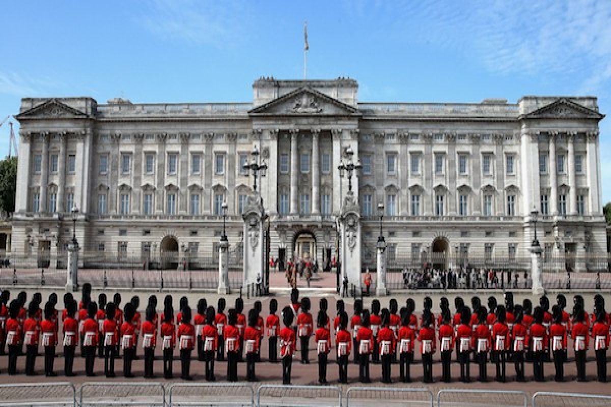 Polisi London bekuk seorang pria di depan Istana Buckingham