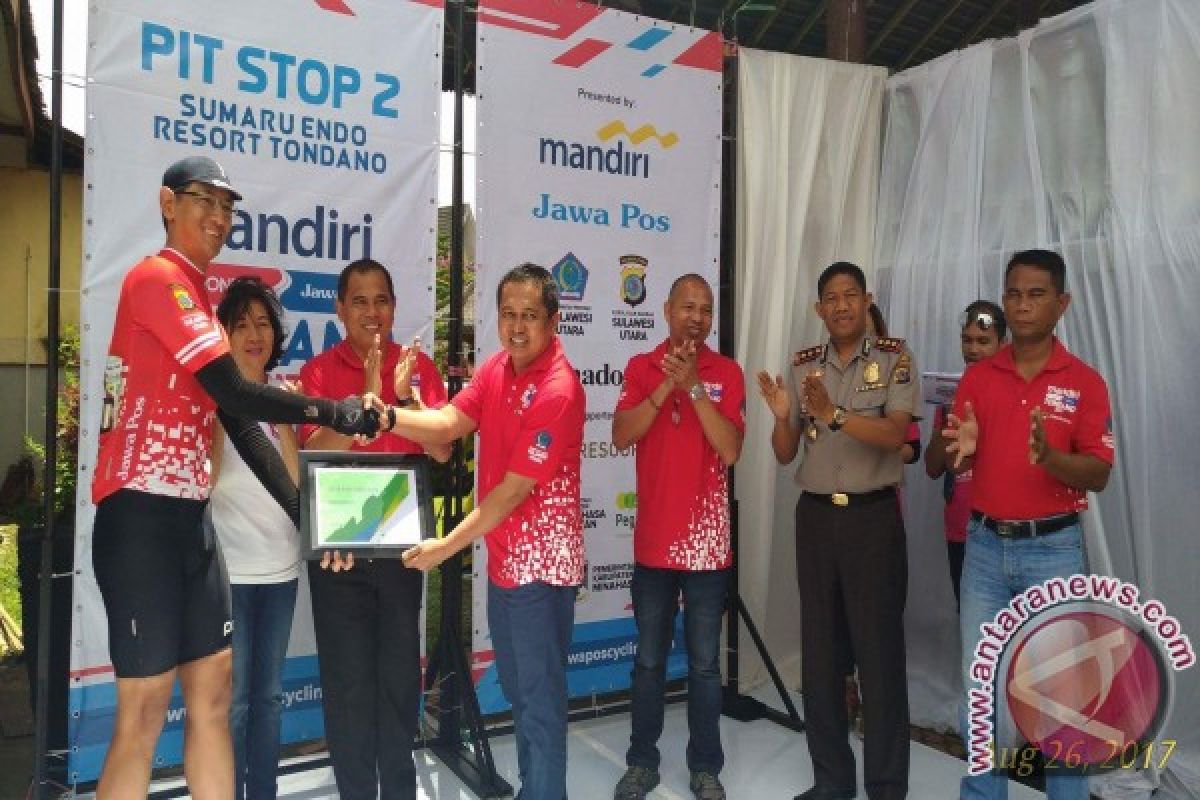 BPJSTK Serahkan Kartu Jaminan Sosial Lomba Sepeda Sulut 