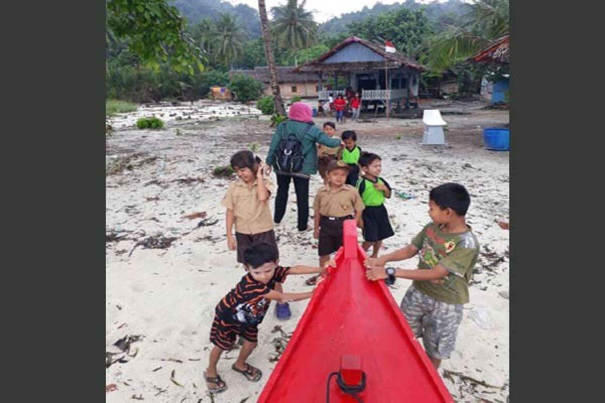 Sukarelawan Peduli Pendidikan Di Pulau Tegal Pesawaran Lampung (Video) 