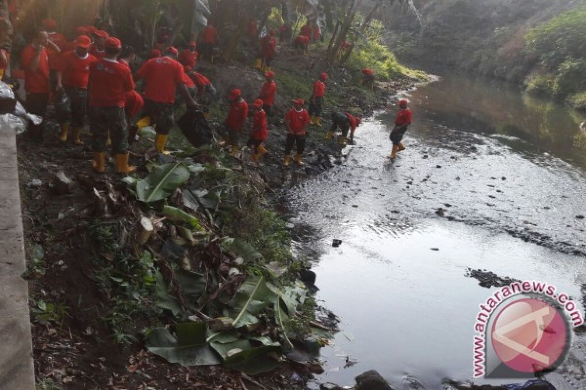 Kodim Yogyakarta-SGM tanam pohon dan bersih sungai