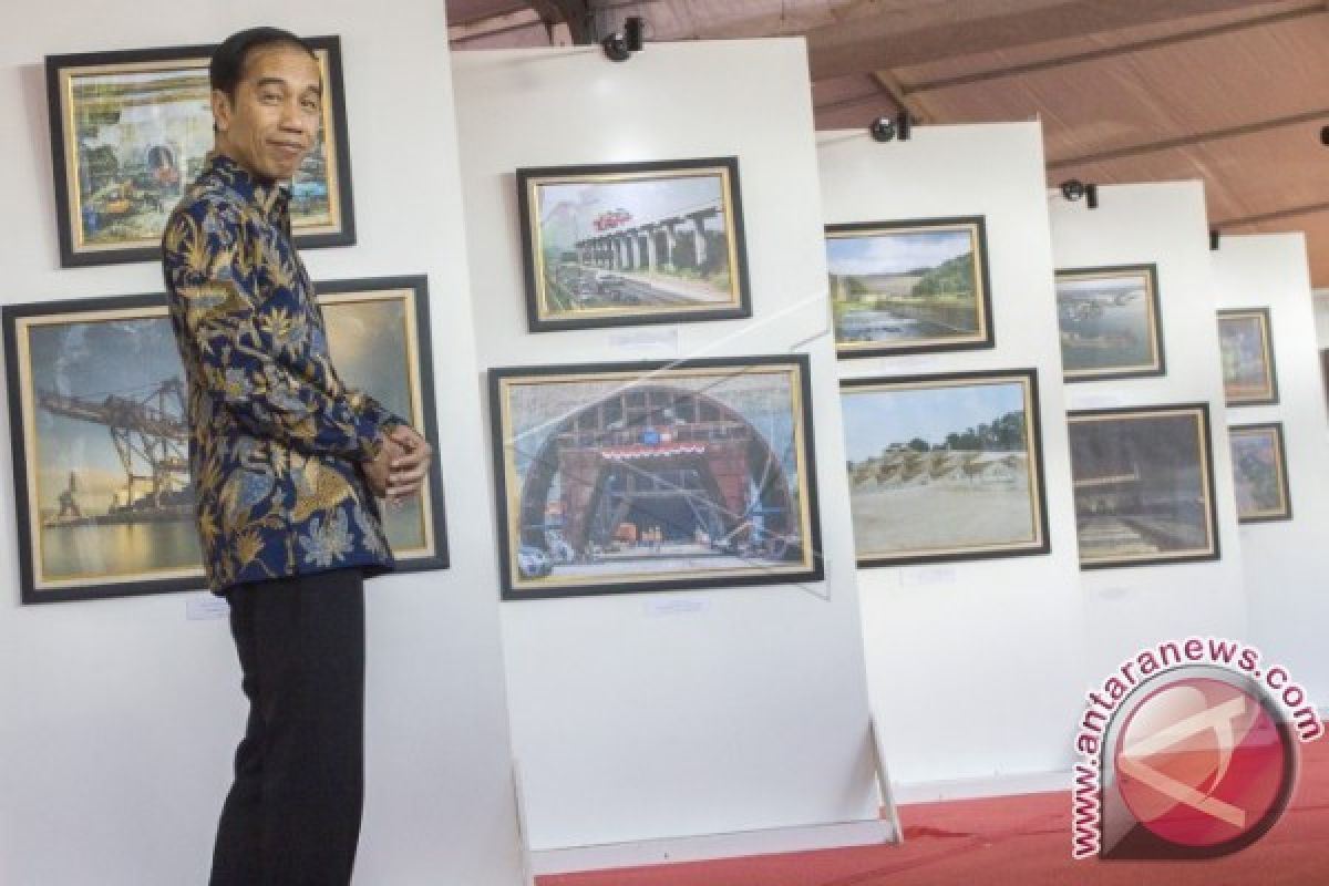 Presiden Jokowi Tinjau Foto Pembangunan Infrastruktur