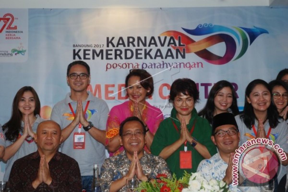 Peserta Karnaval Kemerdekaan Beratraksi Di Depan Presiden