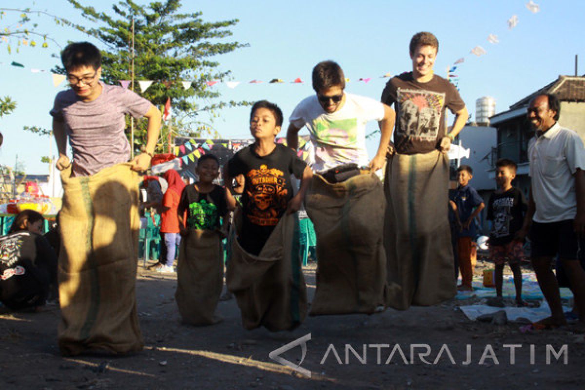 Rakyat Athena Gelar Balap Karung Mundur