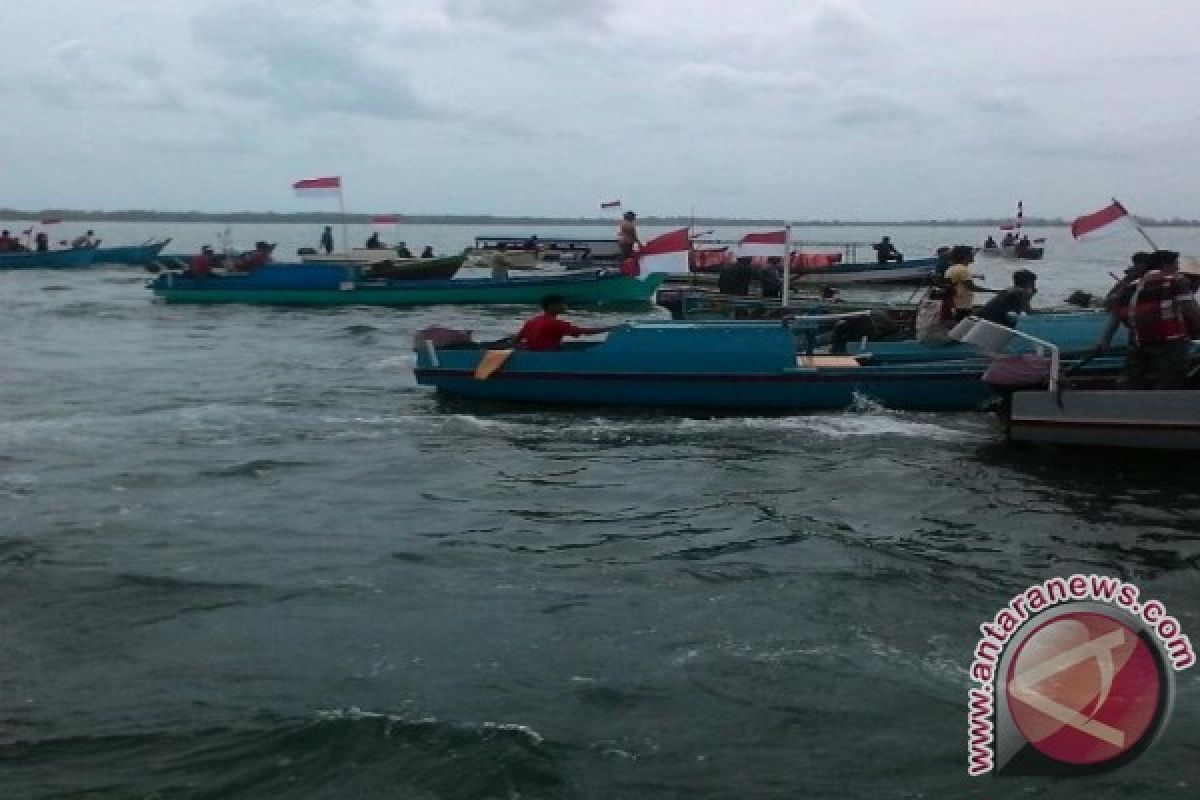 Ratusan Perahu Nelayan Pertama Karnaval di Teluk Kelabat