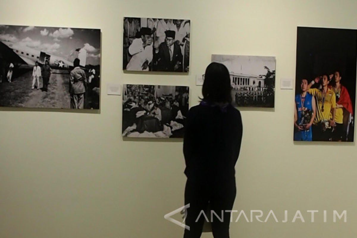 72 Karya Foto Jurnalistik Bercerita 