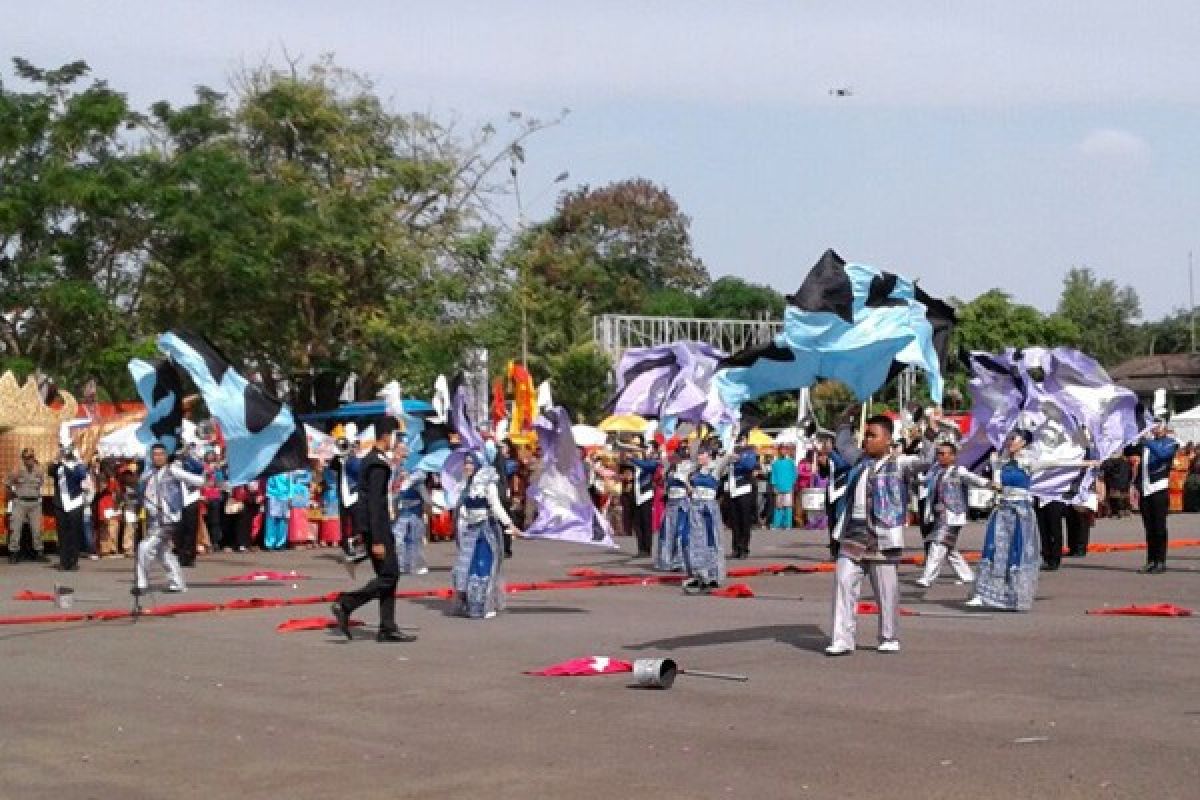 Ribuan Warga Lampung Antusias Saksikan Parade Budaya 