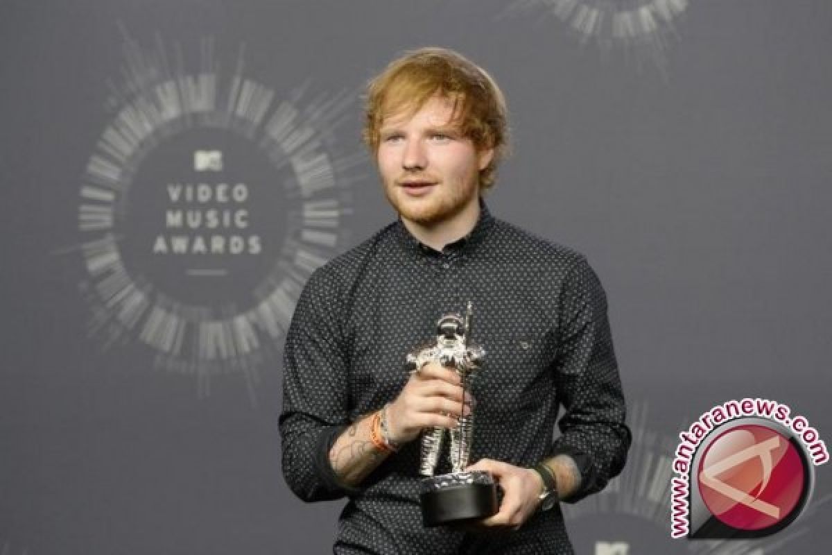 Ed Sheeran terima penghargaan dari Pangeran Charles