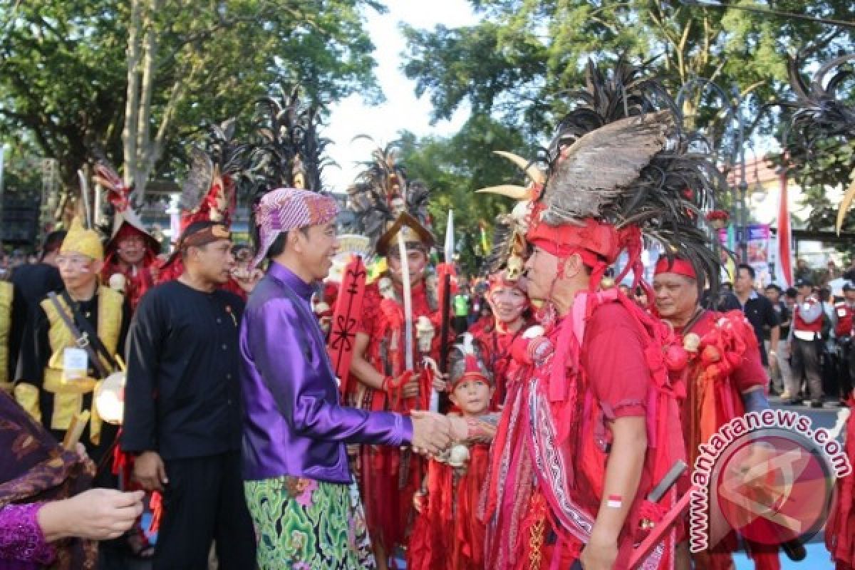 Presiden Apresiasi Tarian "Kabasaran" Pada Karnaval Kemerdekaan 