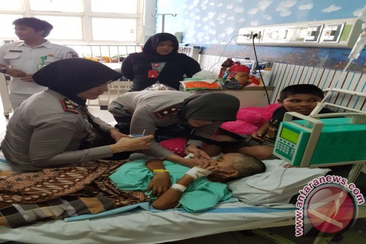 Polwan Polresta Banjarmasin Kunjungi Anak Penderita Leukimia 