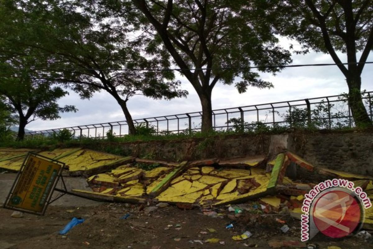 Bangunan Stadion Kebanggan Kota Padangsidimpuan Roboh