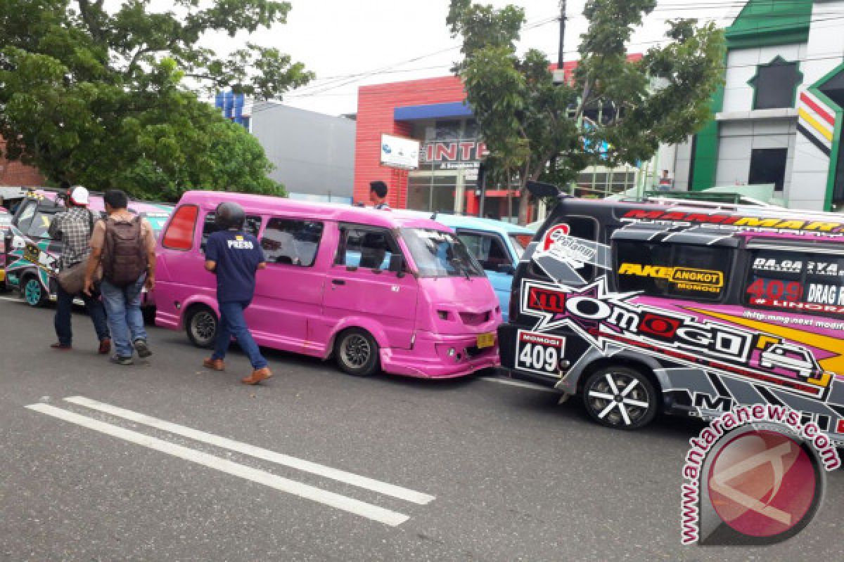 Sopir Angkot Padang Demo Tolak Angkutan Daring