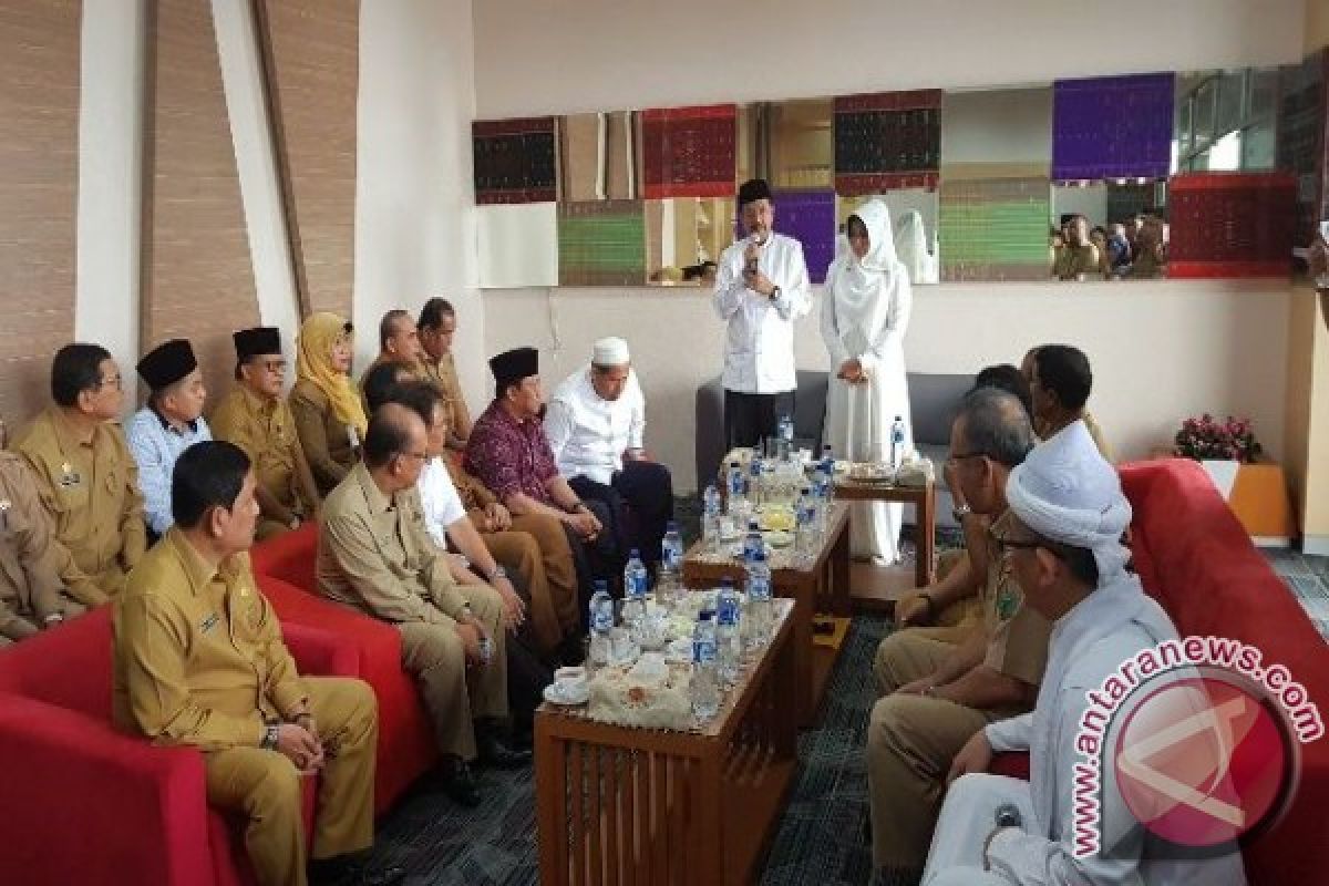 Gubernur Tunaikan Ibadah Haji