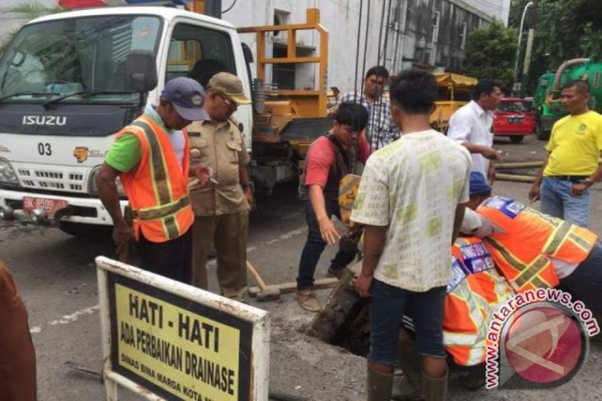 Normalisasi Drainase Jalan Perniagaan  