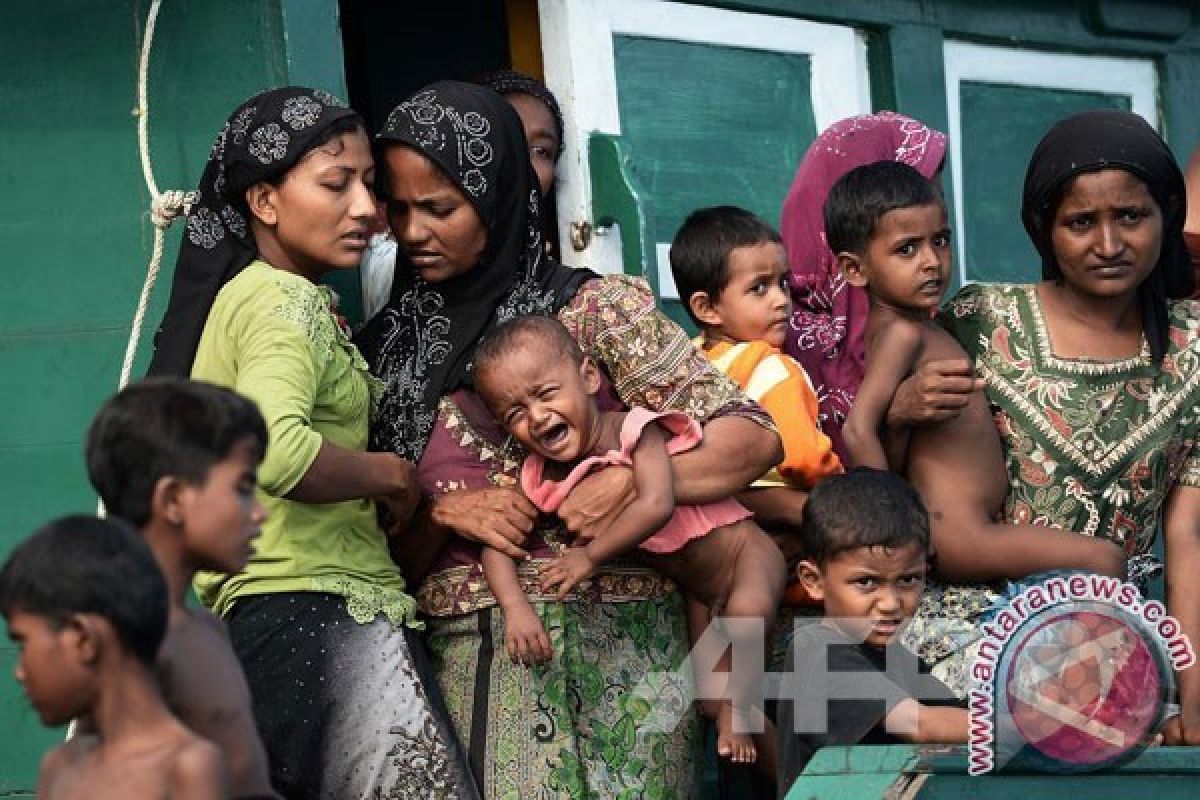 Pengungsi Rohingnya tinggal di penampungan setibanya di Myanmar