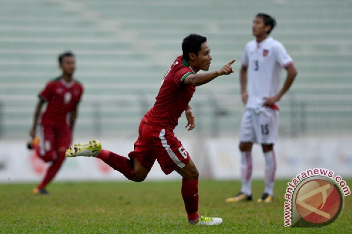 Asian Games - Indonesia`s U-23 national team anticipates crossing ball of Taiwan