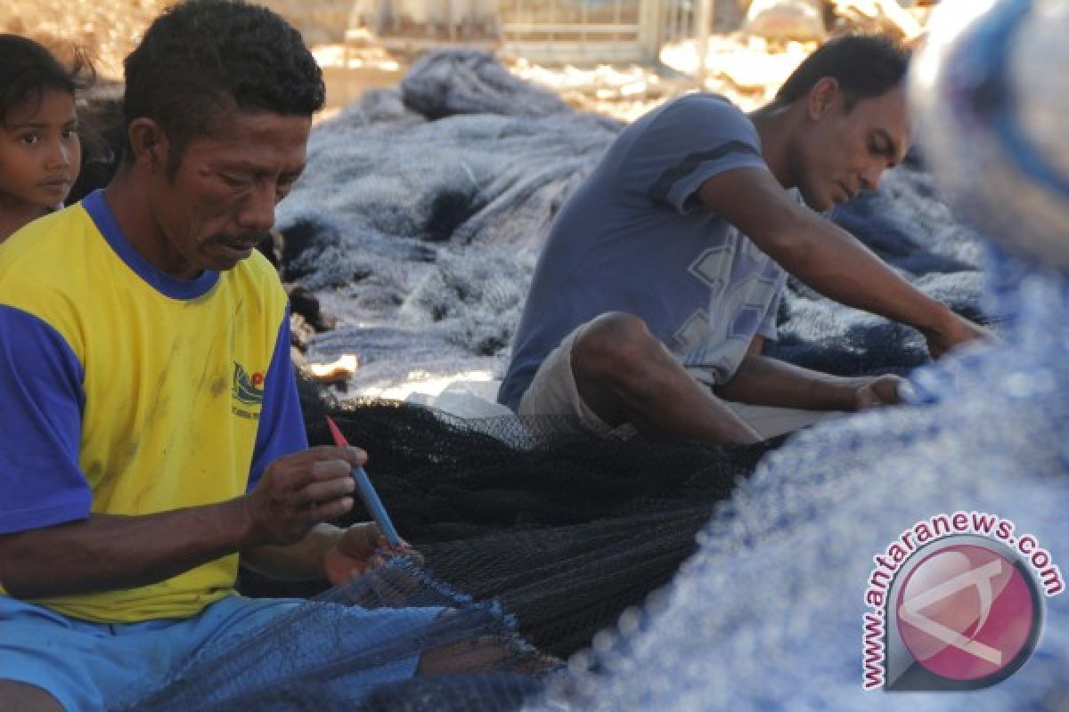 Nelayan Kupang bekerja serabutan selama musim paceklik