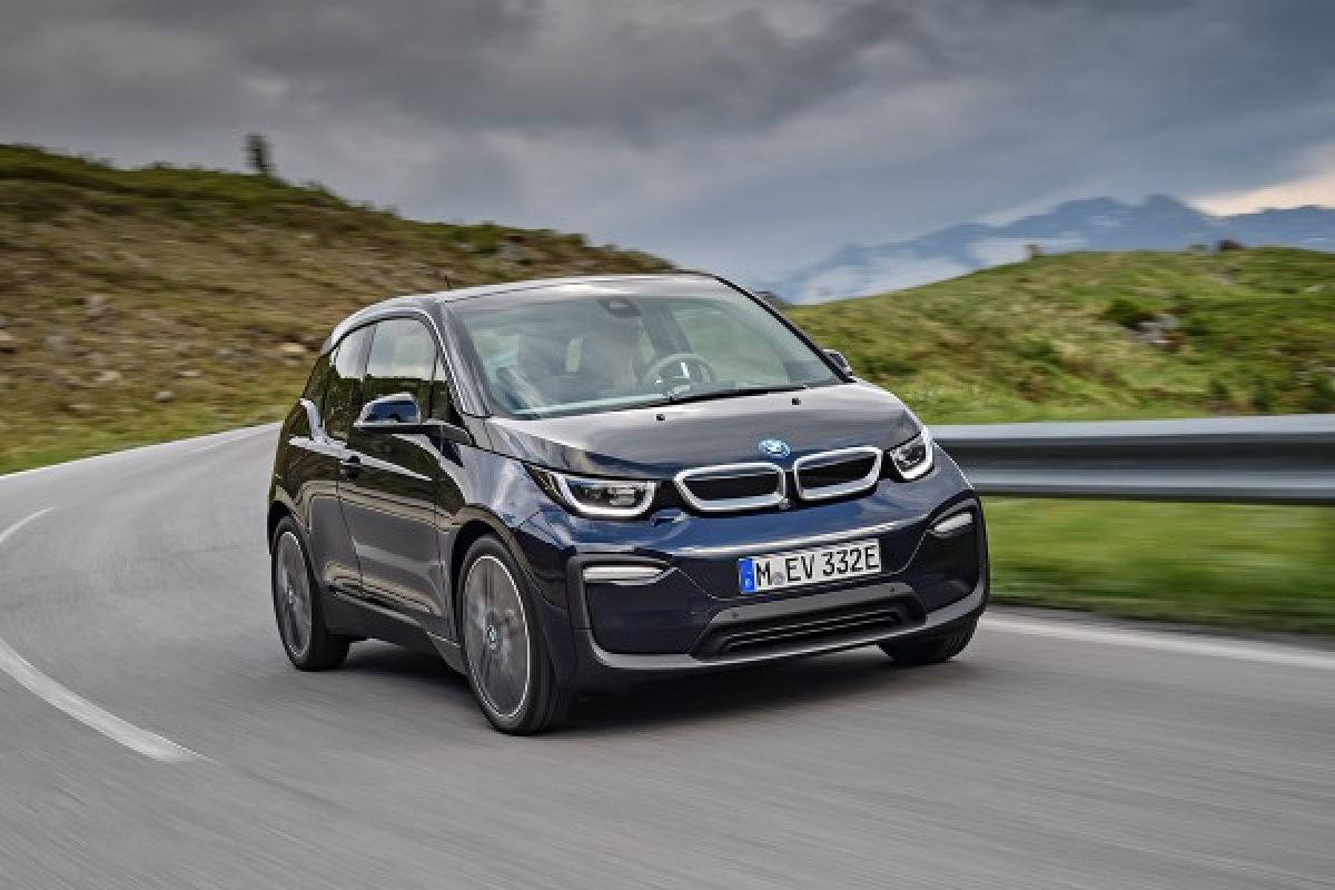 Mobil listrik BMW i3s terbaru lebih bertenaga