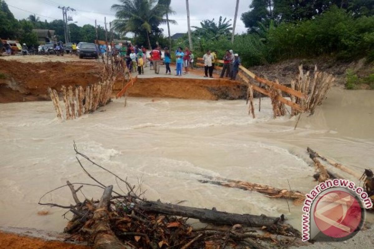 Jembatan di Bangka Tengah Putus Diterjang Banjir