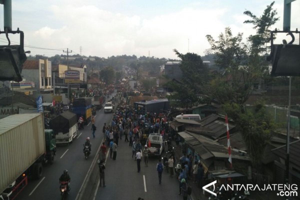 Petugas Masih Evakuasi Korban Tewas Kecelaakaan Beruntun