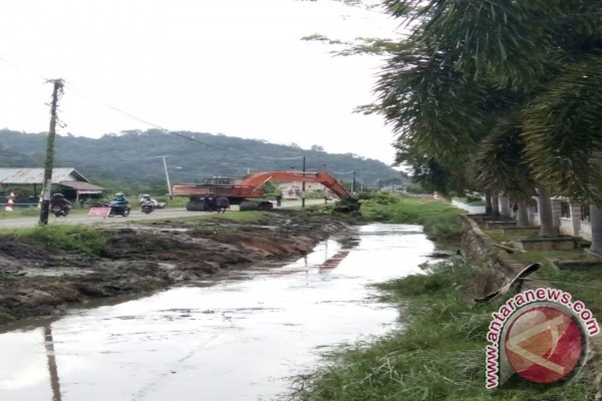 Dinas PU Normalisasi Saluran Antisipasi Banjir di Sukadana