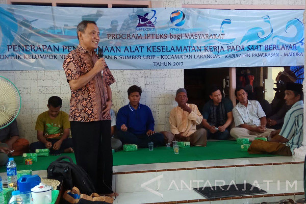 Politeknik Surabaya Ajari Nelayan Penerapan Iptek Keselamatan Berlayar