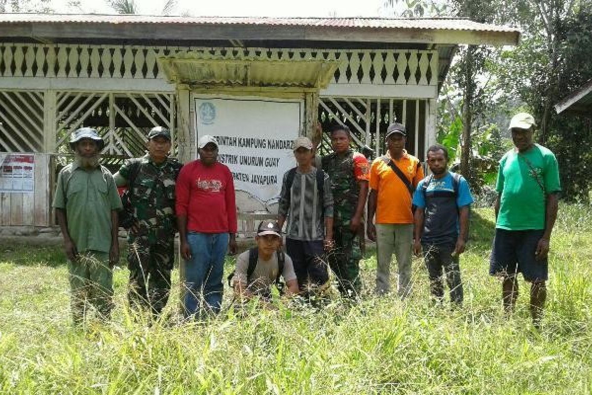 Danramil Unurum Guay menerobos hutan untuk mengunjungi daerah terpencil