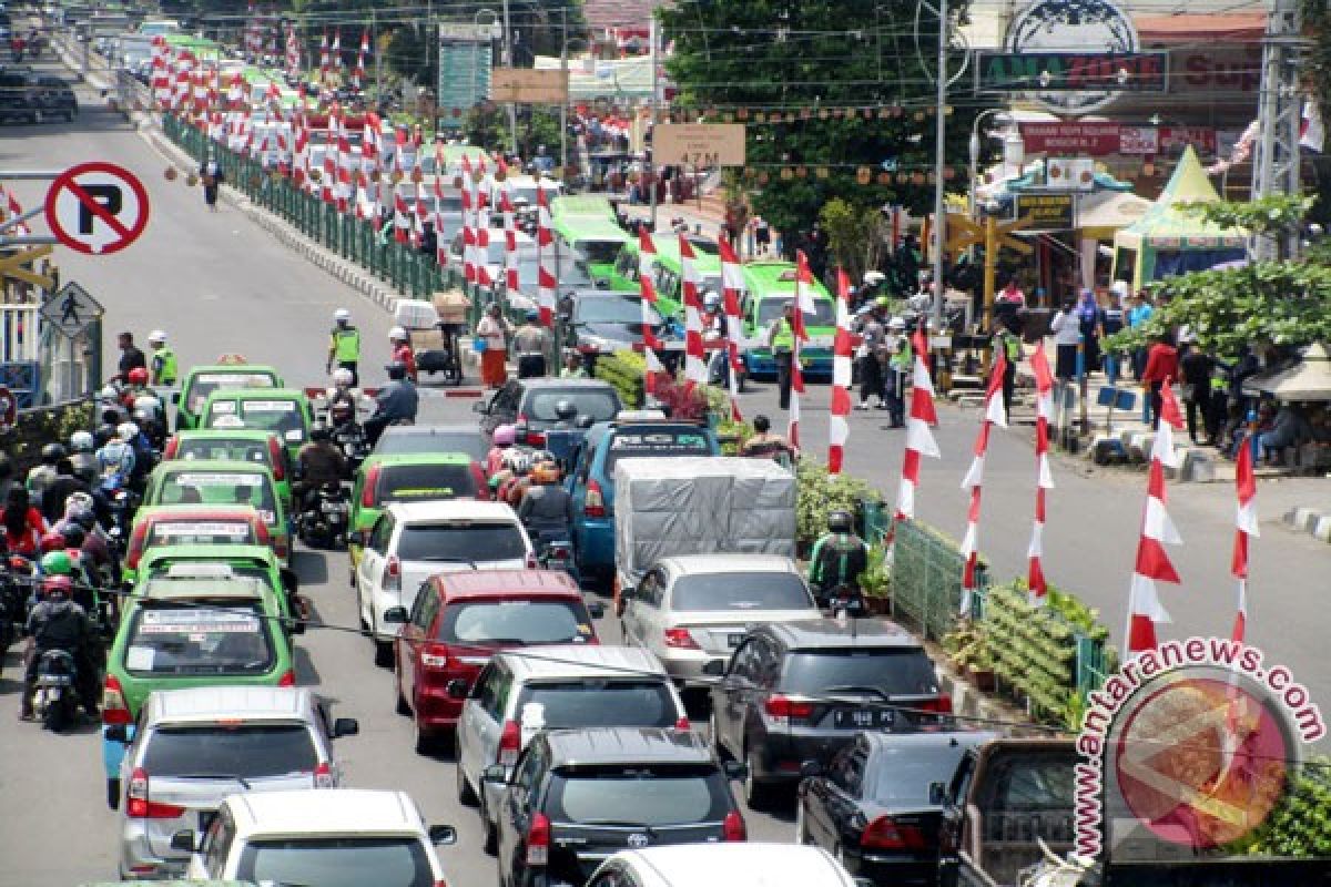 Presiden Jokowi Menumpang Kereta Luar Biasa (KLB) Ke Sukabumi (Video)