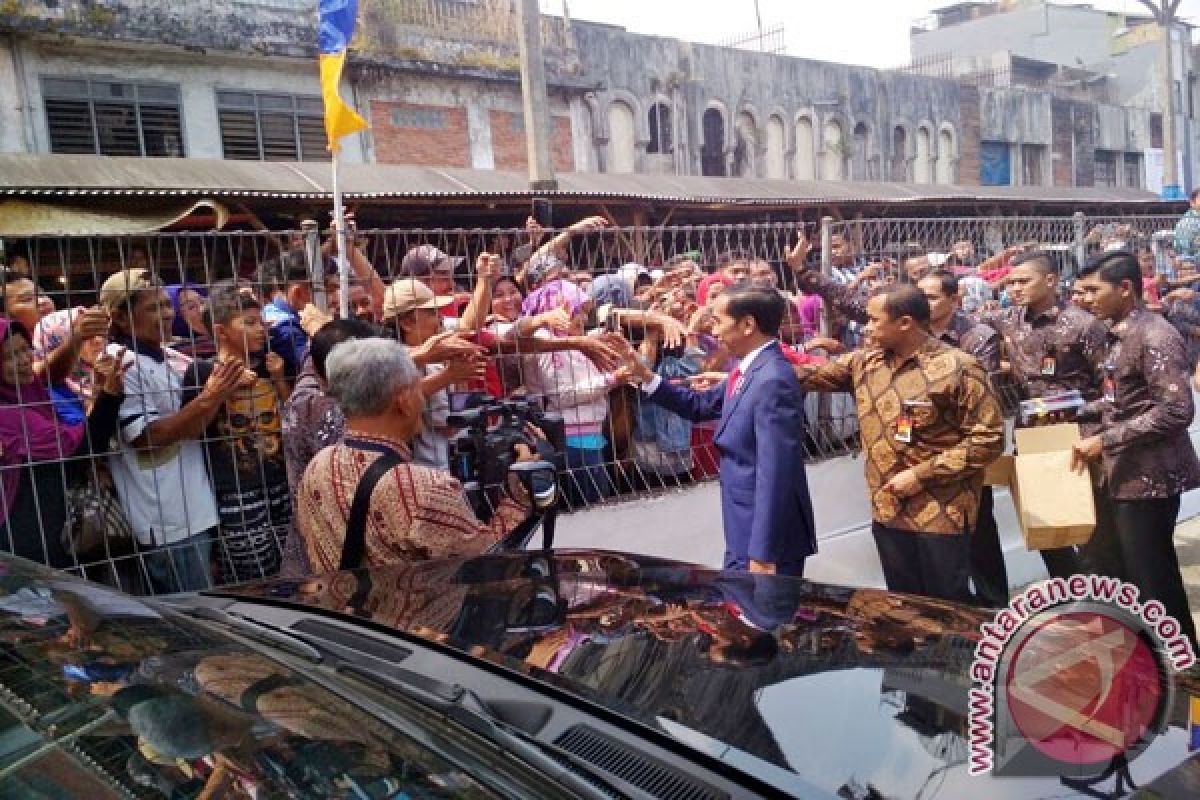 Presiden Jokowi Menyambangi Warga Sukabumi (Video)