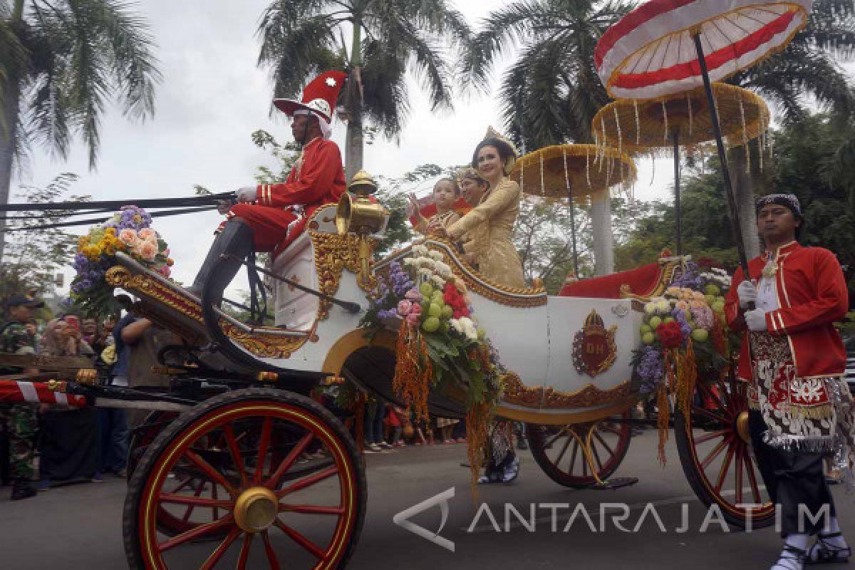 Emil-Arumi Naiki Kereta kencana saat Kirab Hari Jadi Trenggalek (Video)