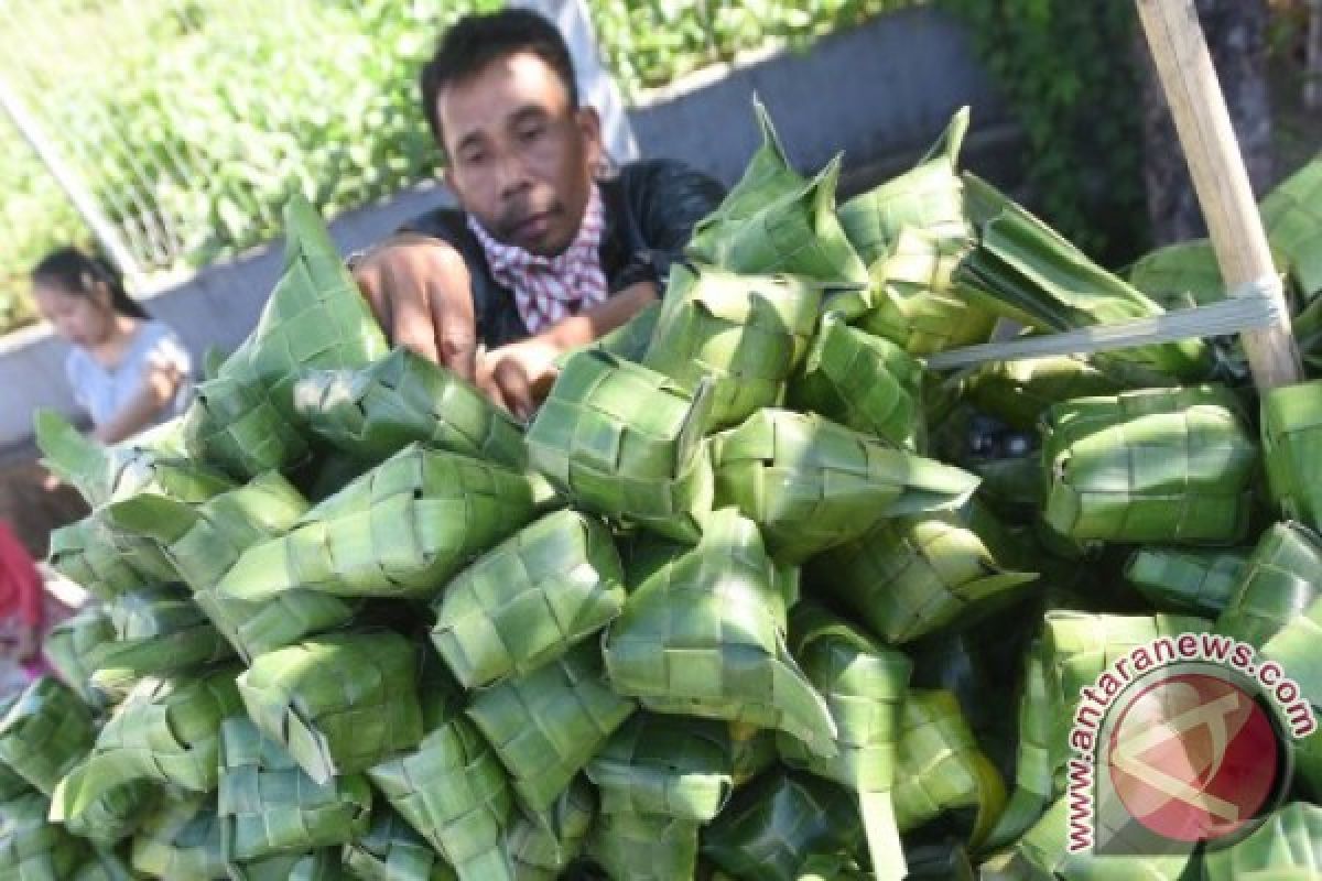 Kulit ketupat dari daun pandan makin diminati, hanya Rp12.500