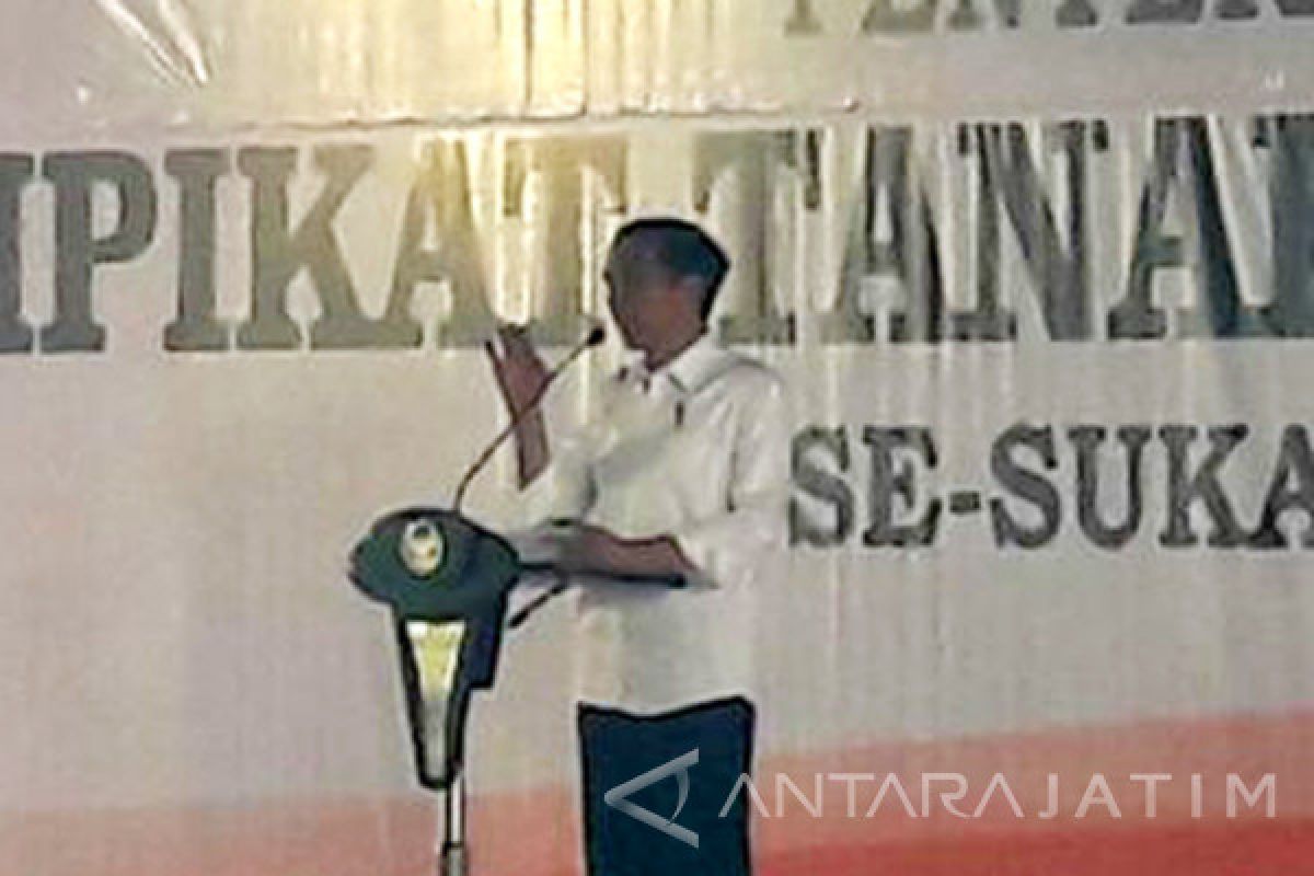 Kepada Masyarakat Sukabumi Jokowi Serahkan 5.500 Sertifikat (Video)