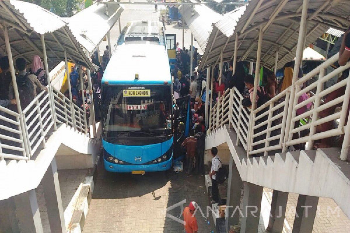 Penumpang Jurusan Madura Padati Terminal Purabaya (Video)