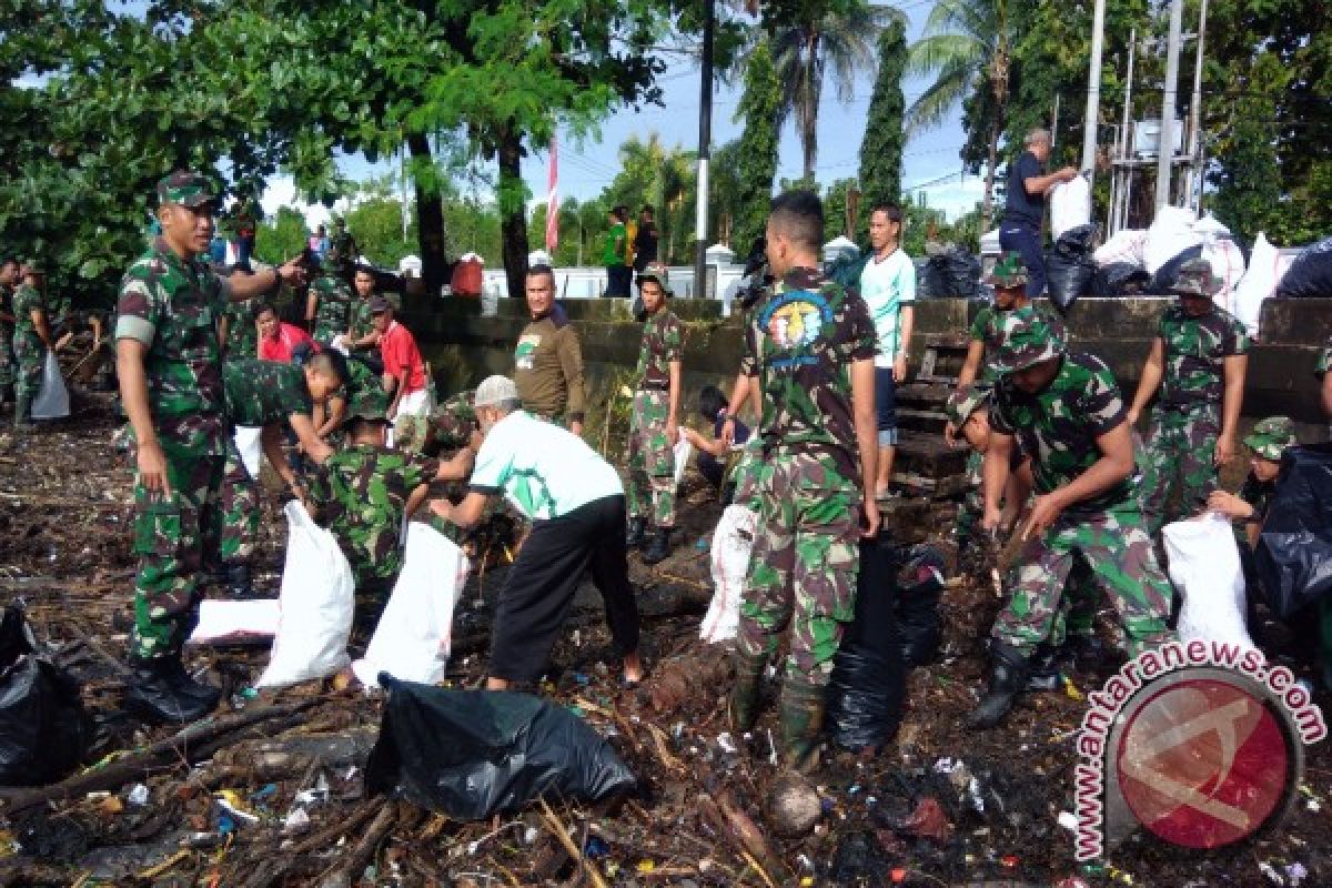 Sambut proklamasi kemerdekaan SAR bersih pantai Teluk Ambon