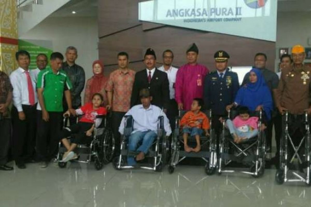 AP II Serahkan Bantuan Kursi Roda Bagi Disabilitas Dan Veteran