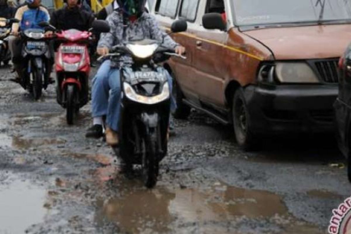 Banyaknya Jalan Nasional Di Riau Yang Rusak, Ini Tanggapan Legislator