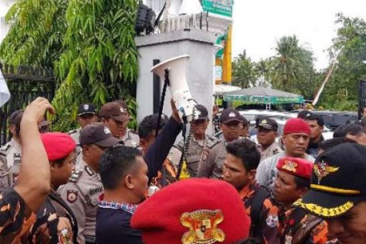 Bertemu Pendemo, Konsul Malaysia Minta Maaf Terkait Insiden Bendera Indonesia