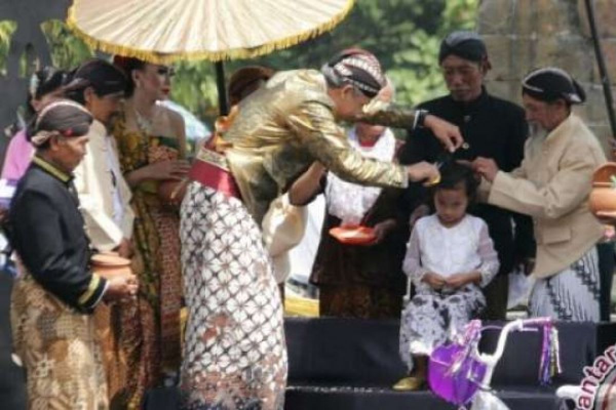 Gubernur Jawa Tengah Ikut Serta Cukur Anak Gembel
