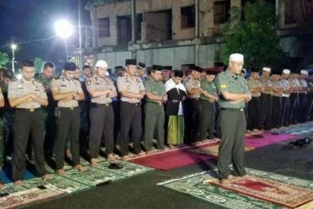 Korem 031/Wira Bima Dan Polda Riau Gelar Sholat Subuh Berjamaah 