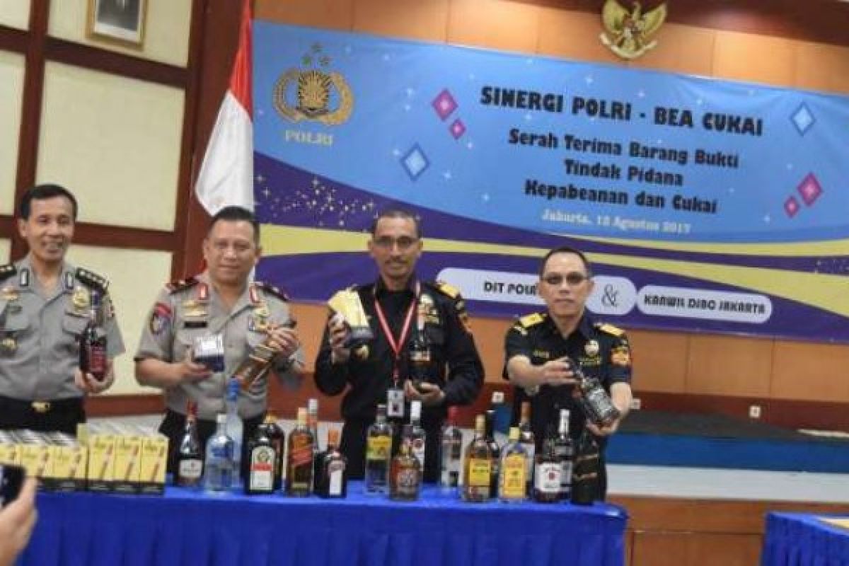 Lakukan Penindakan Terhadap Ribuan Botol Miras Ilegal, Kepolisian Serahkan Barang Bukti Ke Bea Cukai