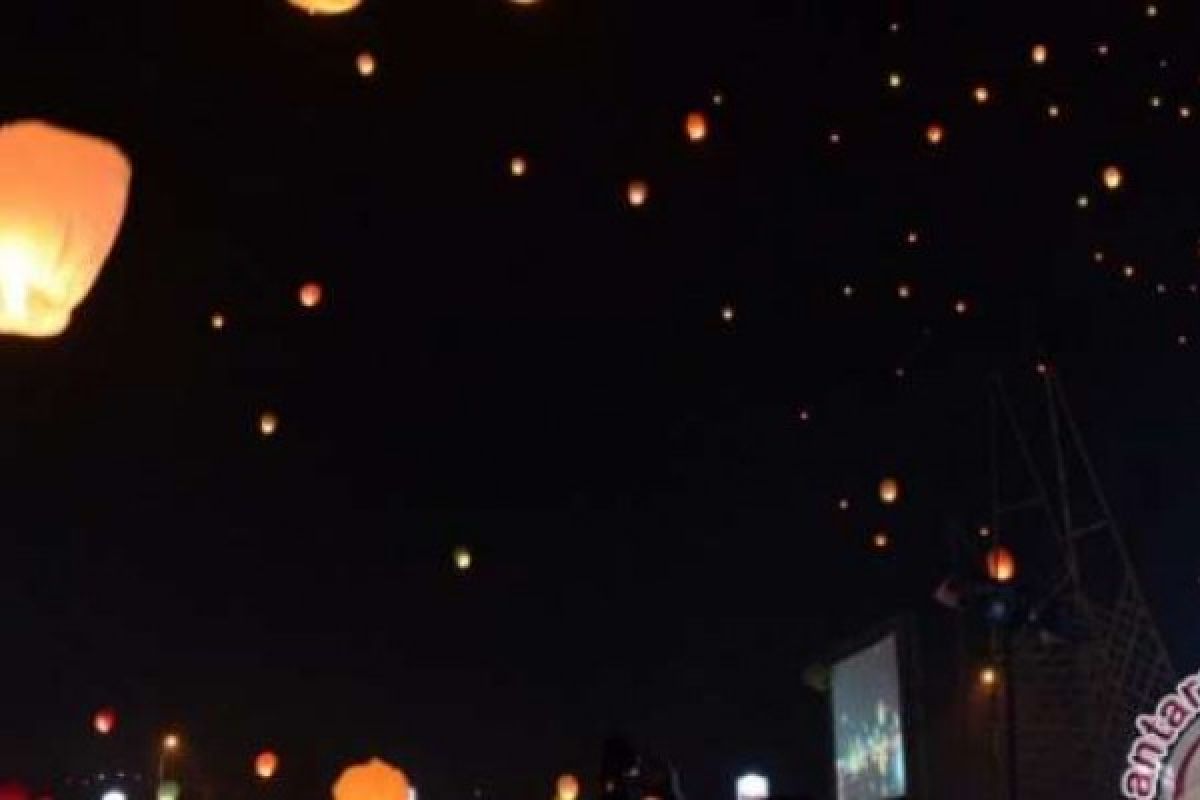 Langit Malam Dieng Bertabur Ribuan Lampion 