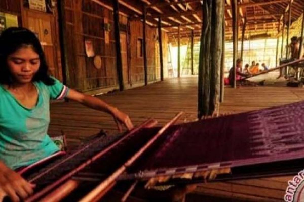 Maybank Foundation Tingkatkan Seni Tenun Tradisional