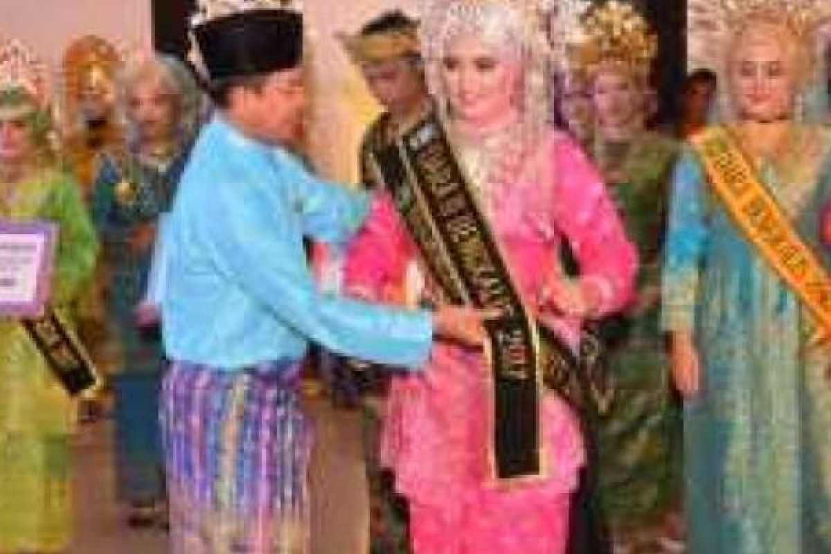 Nurhayati Dan Muammar Qadafi Dinobatkan Menjadi Bujang Dara Bengkalis 2017