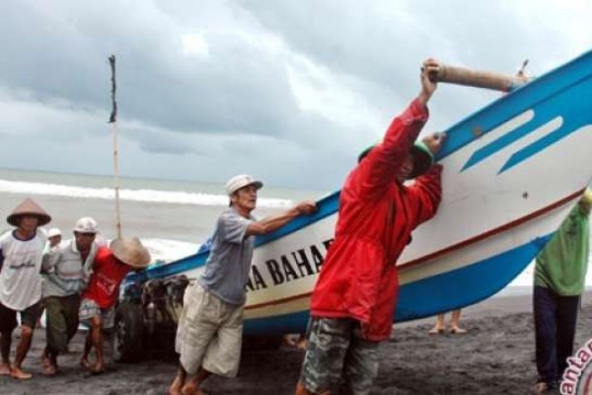 Pemkab Meranti Serahkan Bantuan 14 Kapal Untuk Nelayan Setempat