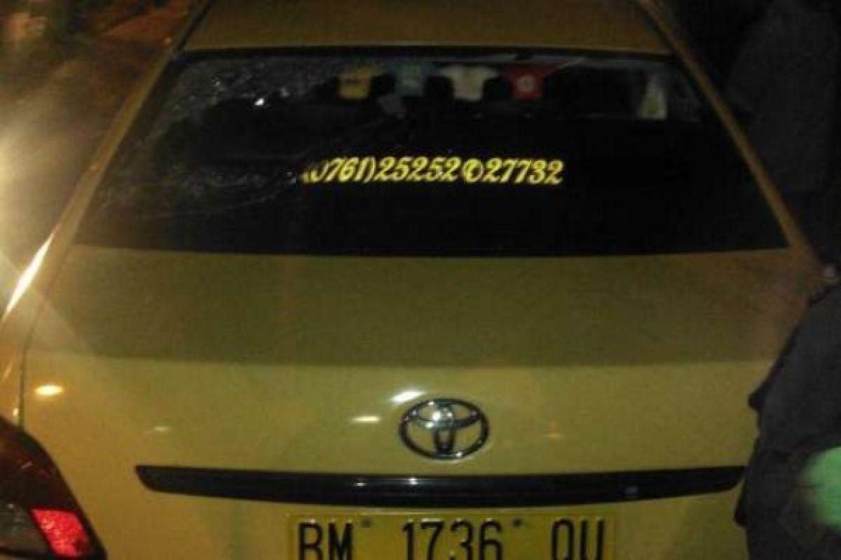 Pengemudi Gojek Ngamuk Hancurkan Mobil Taksi di Simpang Mal SKA