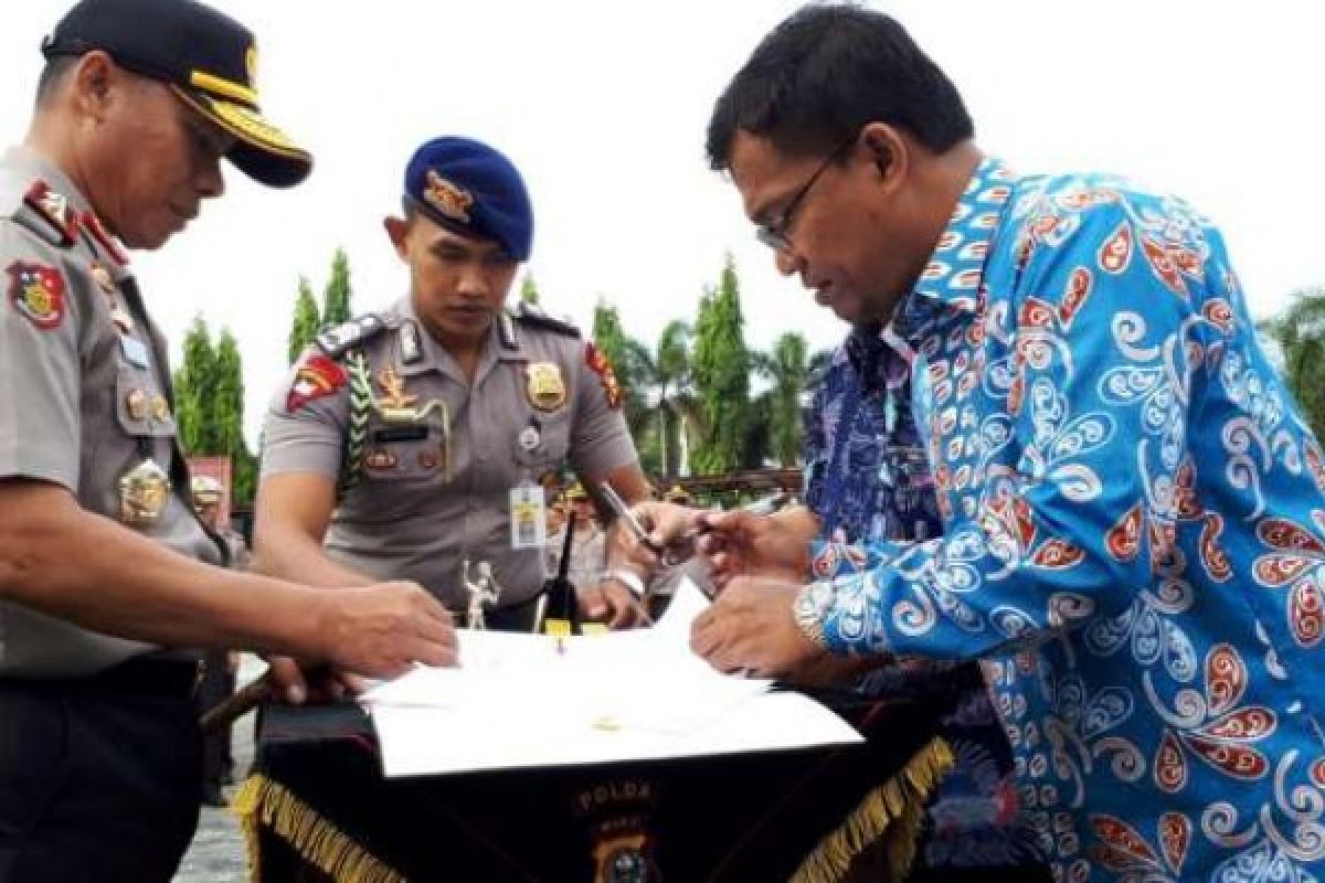 Polda Riau Terima 30 Mesin Pompa Air dari PT RAPP 