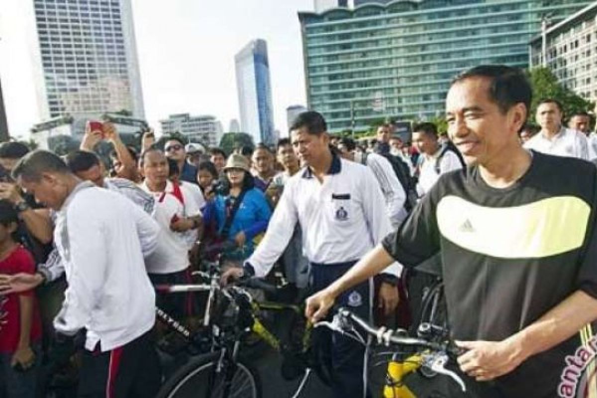 Presiden Gunakan Sepeda Untuk Menyerahkan 7.486 Sertifikat Tanah Kepada Warga